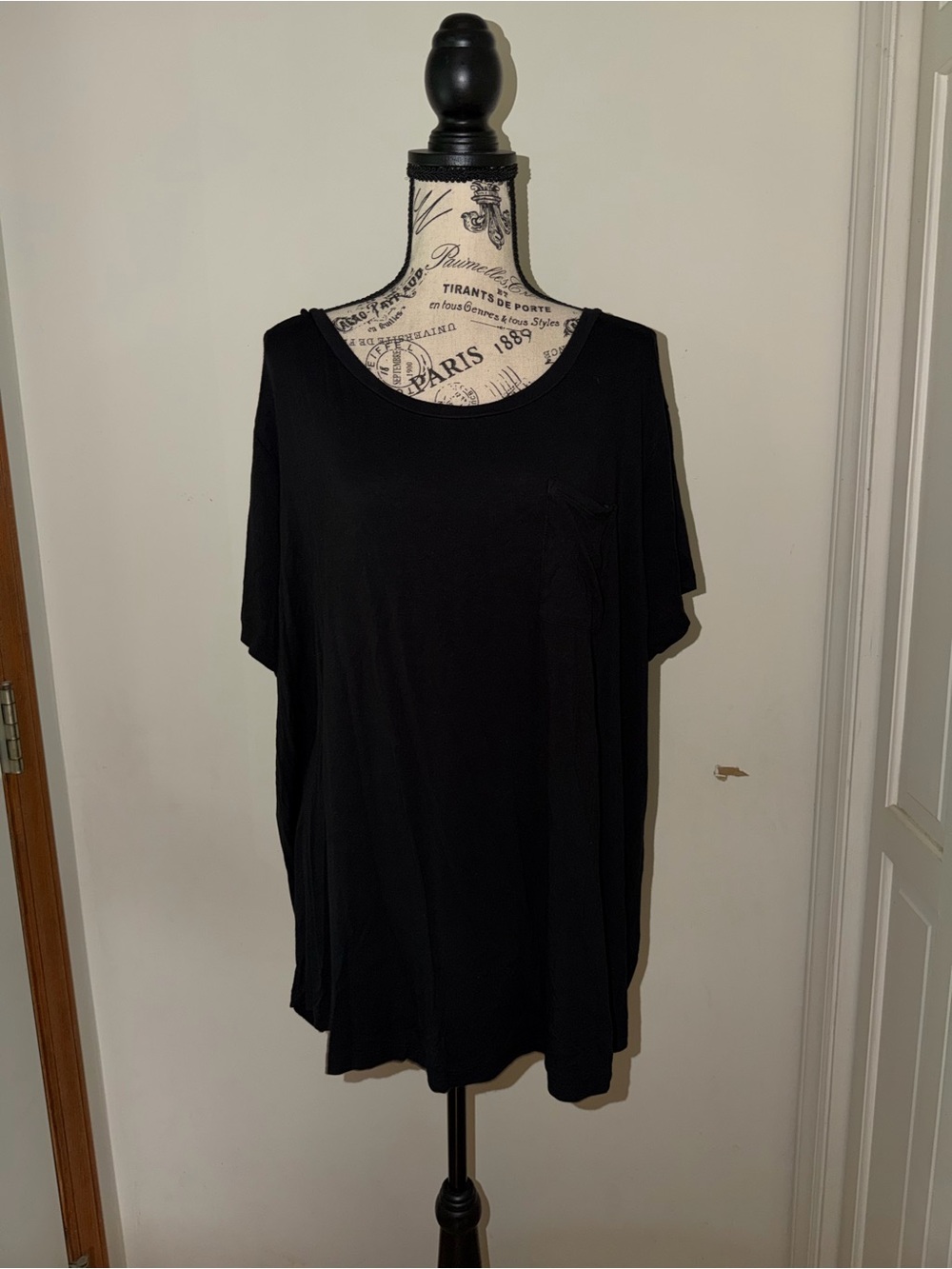 ✨5/$30✨ Simply Styled Black Scoop Neck Short Sleeve Tee with Chest Pocket